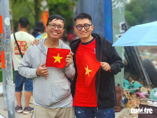 Before sunset, people lay tarps, pitch tents to claim spots for April 30 parade in Ho Chi Minh City - Ảnh 3.