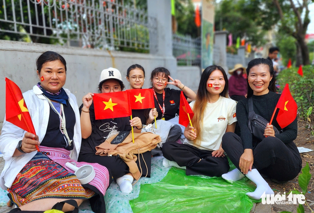 Before sunset, people lay tarps, pitch tents to claim spots for April 30 parade in Ho Chi Minh City - Ảnh 4.