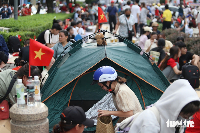 Before sunset, people lay tarps, pitch tents to claim spots for April 30 parade in Ho Chi Minh City - Ảnh 5.
