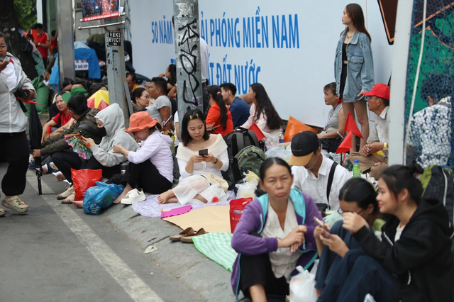 Before sunset, people lay tarps, pitch tents to claim spots for April 30 parade in Ho Chi Minh City - Ảnh 6.