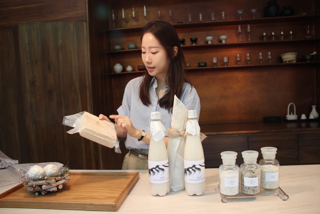 Korean makgeolli meets Vietnam’s finest rice in Lee Minkyu’s brewing journey- Ảnh 4. Korean makgeolli meets Vietnam’s finest rice in Lee Minkyu’s brewing journey- Ảnh 4.