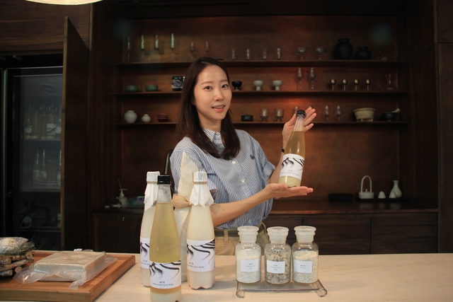 Korean makgeolli meets Vietnam’s finest rice in Lee Minkyu’s brewing journey- Ảnh 1. Korean makgeolli meets Vietnam’s finest rice in Lee Minkyu’s brewing journey- Ảnh 1.