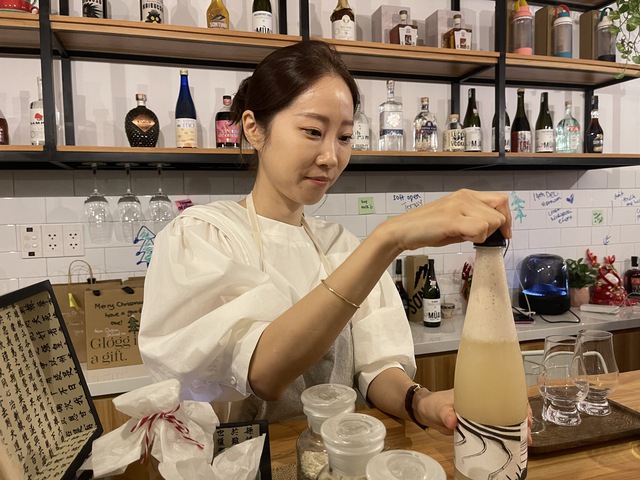 Korean makgeolli meets Vietnam’s finest rice in Lee Minkyu’s brewing journey- Ảnh 3. Korean makgeolli meets Vietnam’s finest rice in Lee Minkyu’s brewing journey- Ảnh 3.