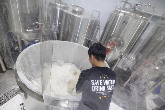 In the heat of Ho Chi Minh City, a team is crafting sake with Vietnam’s globally acclaimed rice - Ảnh 3. In the heat of Ho Chi Minh City, a team is crafting sake with Vietnam’s globally acclaimed rice - Ảnh 3.