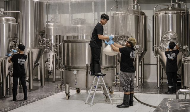 In the heat of Ho Chi Minh City, a team is crafting sake with Vietnam’s globally acclaimed rice - Ảnh 1. In the heat of Ho Chi Minh City, a team is crafting sake with Vietnam’s globally acclaimed rice - Ảnh 1.