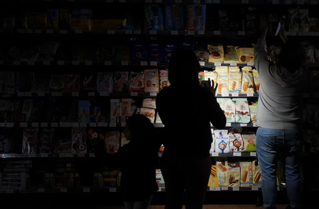 Power outage brings chaos to Spain and Portugal
- Ảnh 2.