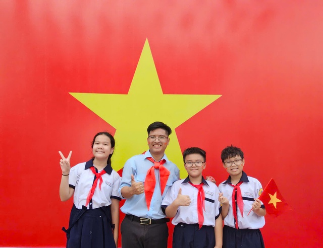 Thầy Tổng phụ trách 30 ngày check in với cờ tổ quốc mừng lễ 30-4 - Ảnh 6.