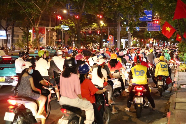 Dòng người đổ về trung tâm TP.HCM đợi xem diễu binh, diễu hành lễ 30-4- Ảnh 3.