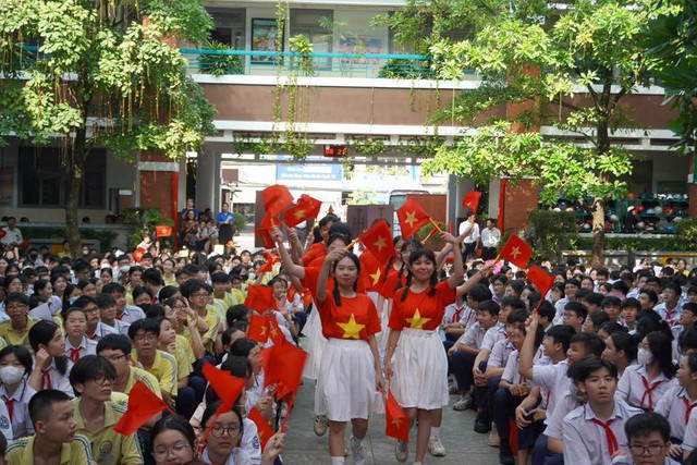 Học sinh, đội viên TP.HCM check in cùng cờ Tổ quốc mừng lễ 30-4- Ảnh 18.