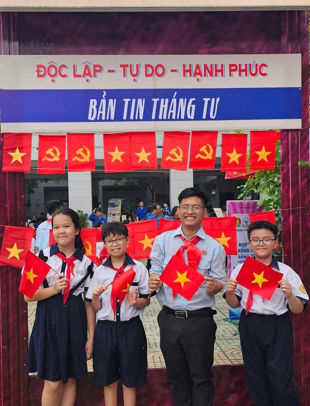 Thầy Tổng phụ trách 30 ngày check in với cờ tổ quốc mừng lễ 30-4 - Ảnh 7.