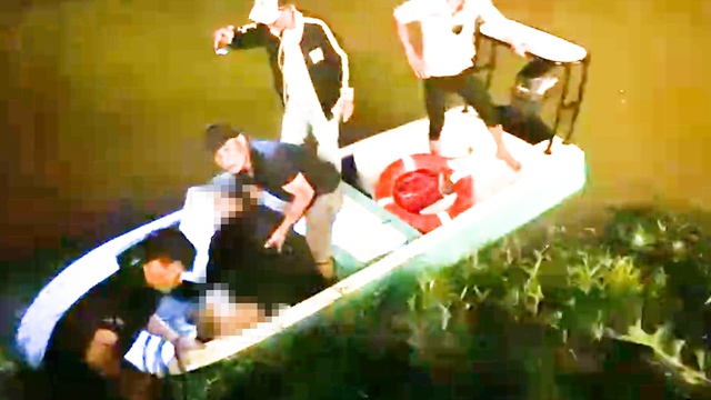 Nhóm thanh niên lái thuyền máy cứu thiếu nữ đang trôi trên sông Sêrêpôk  trong đêm