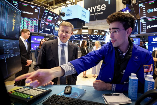 Shares dither, oil slides as tariffs fan growth worries - Ảnh 1. Shares dither, oil slides as tariffs fan growth worries - Ảnh 1.