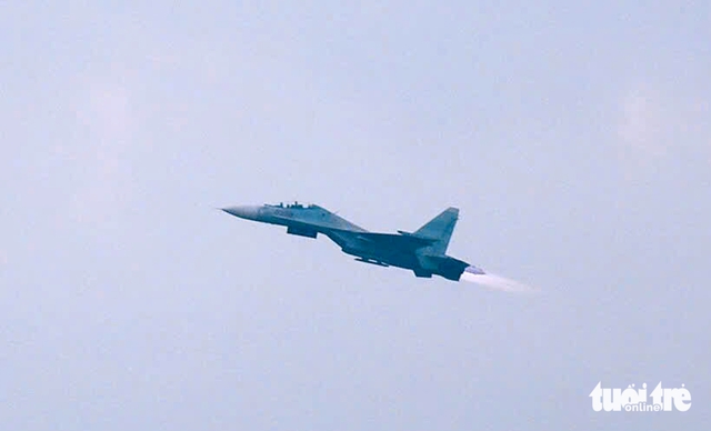 Photos: Vietnamese Air Force jets, helicopters open parade marking 50 years of reunification - Ảnh 14.