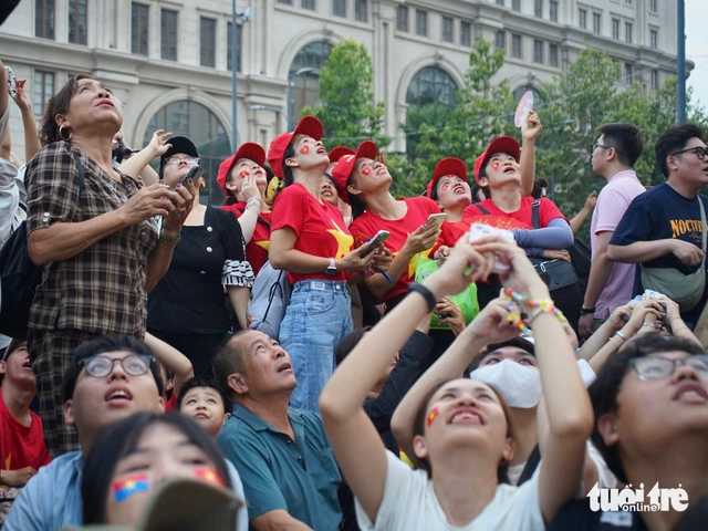 Photos: Vietnamese Air Force jets, helicopters open parade marking 50 years of reunification - Ảnh 16.
