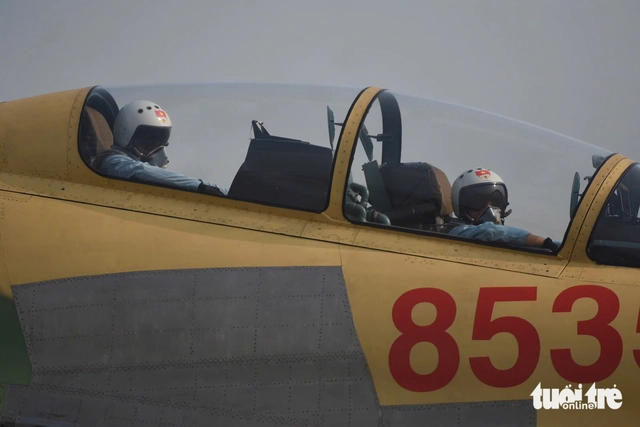 Photos: Vietnamese Air Force jets, helicopters open parade marking 50 years of reunification - Ảnh 15.