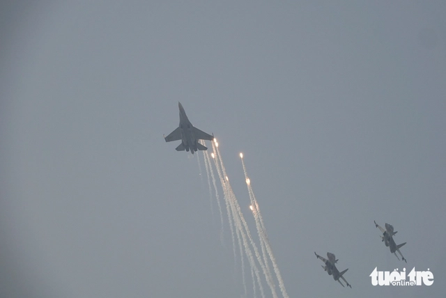 Photos: Vietnamese Air Force jets, helicopters open parade marking 50 years of reunification - Ảnh 5. Photos: Vietnamese Air Force jets, helicopters open parade marking 50 years of reunification - Ảnh 5.
