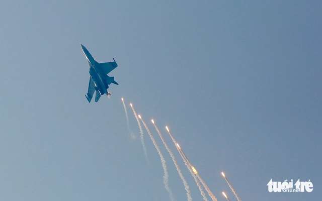 Photos: Vietnamese Air Force jets, helicopters open parade marking 50 years of reunification - Ảnh 1.
