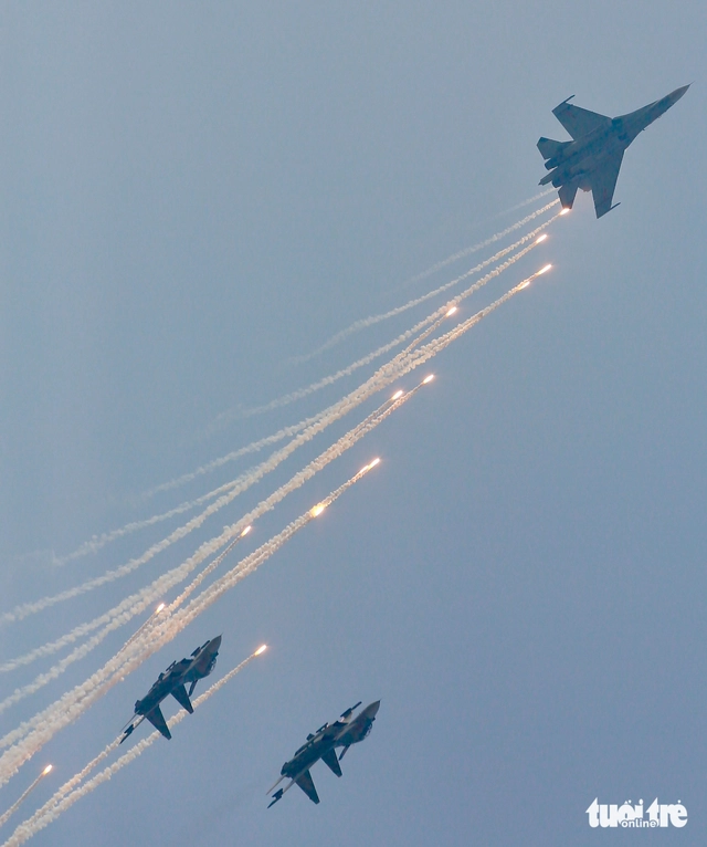 Photos: Vietnamese Air Force jets, helicopters open parade marking 50 years of reunification - Ảnh 4. Photos: Vietnamese Air Force jets, helicopters open parade marking 50 years of reunification - Ảnh 4.