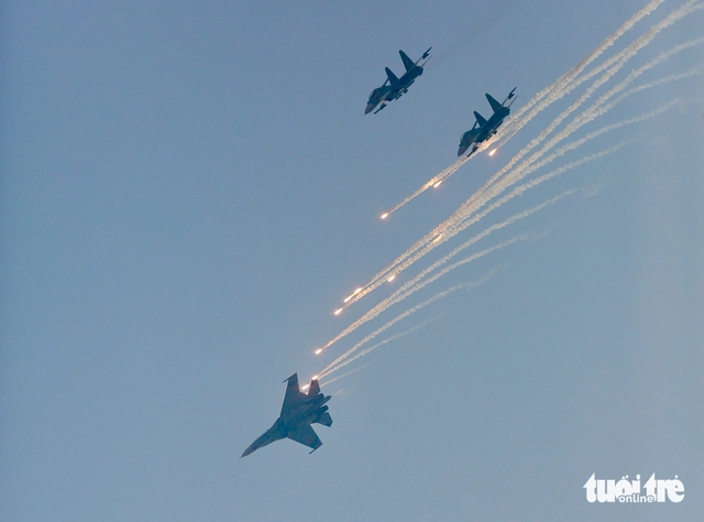 Photos: Vietnamese Air Force jets, helicopters open parade marking 50 years of reunification - Ảnh 2. Photos: Vietnamese Air Force jets, helicopters open parade marking 50 years of reunification - Ảnh 2.