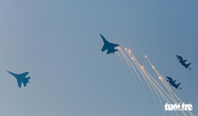 Photos: Vietnamese Air Force jets, helicopters open parade marking 50 years of reunification - Ảnh 3. Photos: Vietnamese Air Force jets, helicopters open parade marking 50 years of reunification - Ảnh 3.