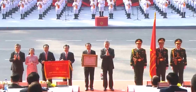Ho Chi Minh City receives 'Labor Hero' title for COVID-19 response, recovery efforts- Ảnh 2. Ho Chi Minh City receives 'Labor Hero' title for COVID-19 response, recovery efforts- Ảnh 2.