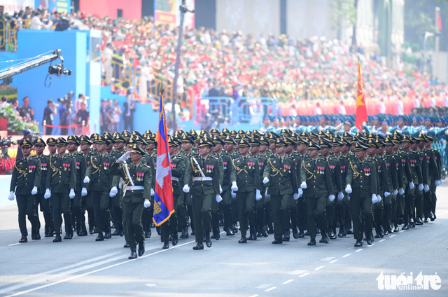 Foreign military units join Vietnam’s Reunification Day parade - Ảnh 5.