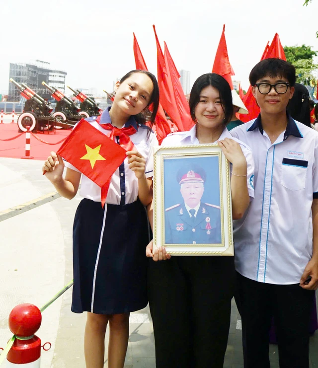 Con sẽ đưa ông Ngoại đi dự lễ duyệt binh! - Ảnh 1.