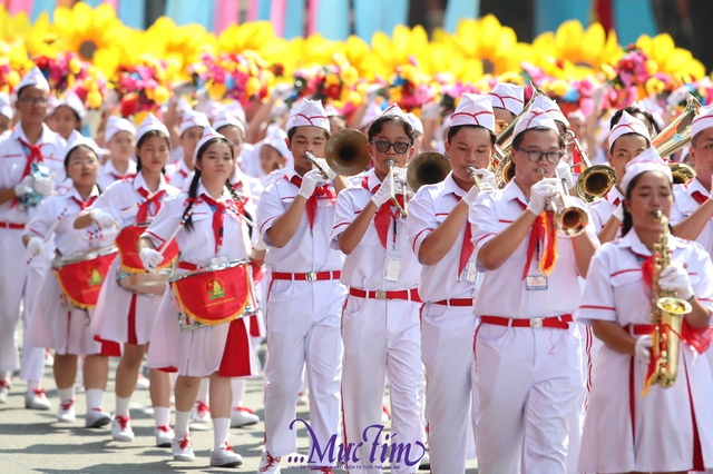 Khối thiếu nhi, thanh niên diễu hành đầy cảm xúc mừng đại lễ 30-4- Ảnh 1.
