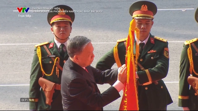 Ho Chi Minh City receives 'Labor Hero' title for COVID-19 response, recovery efforts- Ảnh 1. Ho Chi Minh City receives 'Labor Hero' title for COVID-19 response, recovery efforts- Ảnh 1.