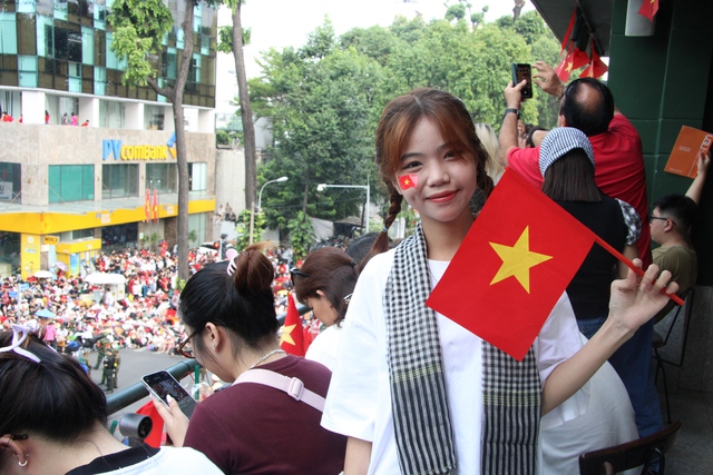View độc lạ khi xem diễu binh - Ảnh 3.