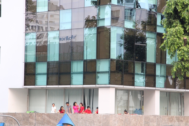 View độc lạ khi xem diễu binh - Ảnh 2.