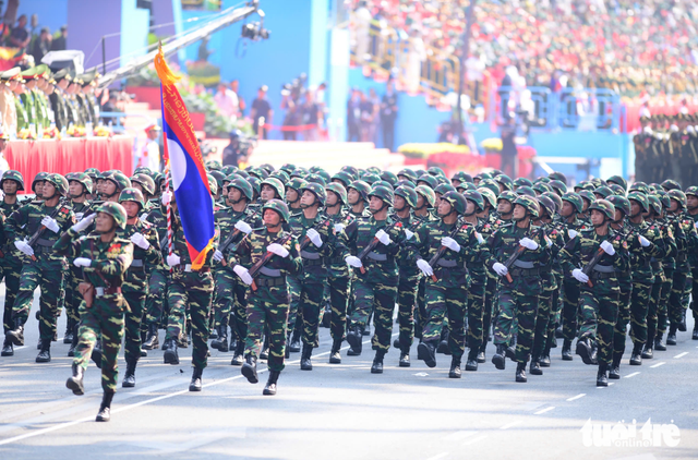 Foreign military units join Vietnam’s Reunification Day parade - Ảnh 3.