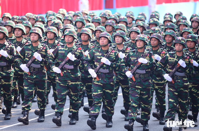 Foreign military units join Vietnam’s Reunification Day parade - Ảnh 4.