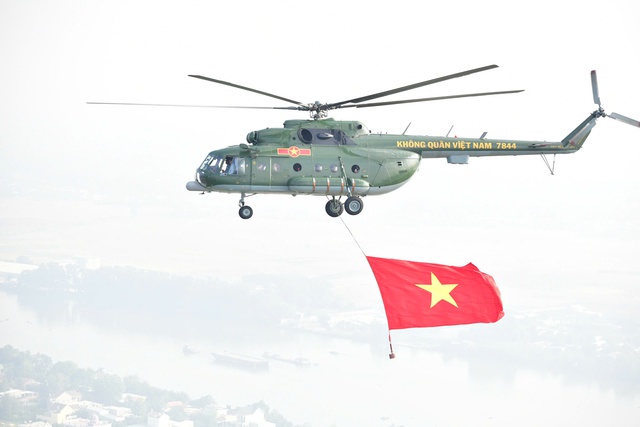 Photos: Vietnamese Air Force jets, helicopters open parade marking 50 years of reunification - Ảnh 6. Photos: Vietnamese Air Force jets, helicopters open parade marking 50 years of reunification - Ảnh 6.