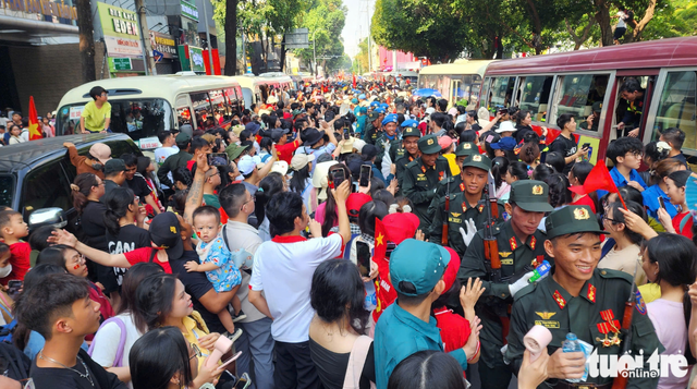 Troops march through downtown streets of Ho Chi Minh City, cheered on by residents
- Ảnh 24. Troops march through downtown streets of Ho Chi Minh City, cheered on by residents
- Ảnh 24.