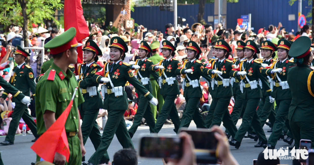 Troops march through downtown streets of Ho Chi Minh City, cheered on by residents
- Ảnh 12. Troops march through downtown streets of Ho Chi Minh City, cheered on by residents
- Ảnh 12.
