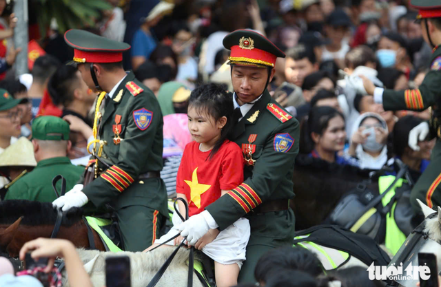 Troops march through downtown streets of Ho Chi Minh City, cheered on by residents
- Ảnh 13. Troops march through downtown streets of Ho Chi Minh City, cheered on by residents
- Ảnh 13.