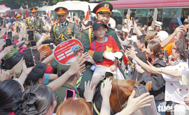 Troops march through downtown streets of Ho Chi Minh City, cheered on by residents
- Ảnh 14. Troops march through downtown streets of Ho Chi Minh City, cheered on by residents
- Ảnh 14.