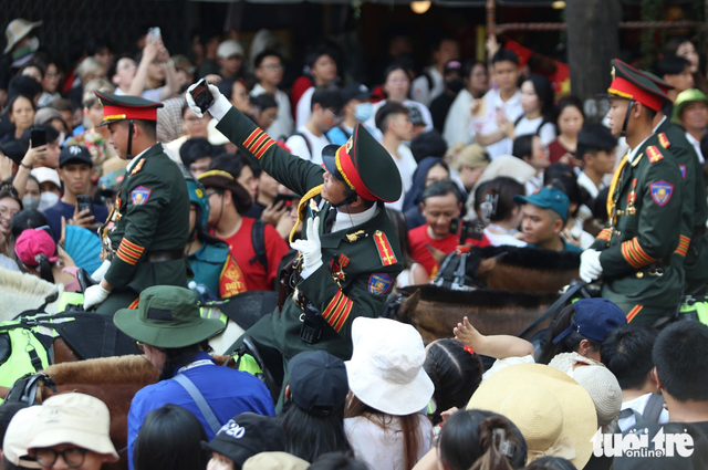 Troops march through downtown streets of Ho Chi Minh City, cheered on by residents
- Ảnh 15. Troops march through downtown streets of Ho Chi Minh City, cheered on by residents
- Ảnh 15.