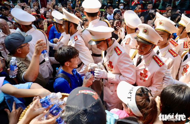 Troops march through downtown streets of Ho Chi Minh City, cheered on by residents
- Ảnh 16. Troops march through downtown streets of Ho Chi Minh City, cheered on by residents
- Ảnh 16.
