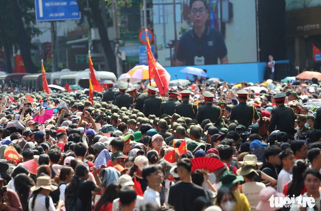 Troops march through downtown streets of Ho Chi Minh City, cheered on by residents
- Ảnh 17. Troops march through downtown streets of Ho Chi Minh City, cheered on by residents
- Ảnh 17.