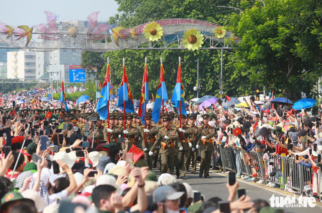 Troops march through downtown streets of Ho Chi Minh City, cheered on by residents
- Ảnh 19. Troops march through downtown streets of Ho Chi Minh City, cheered on by residents
- Ảnh 19.