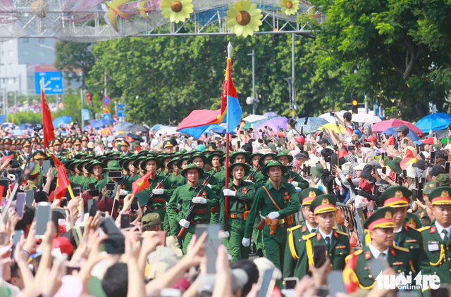 Troops march through downtown streets of Ho Chi Minh City, cheered on by residents
- Ảnh 20. Troops march through downtown streets of Ho Chi Minh City, cheered on by residents
- Ảnh 20.