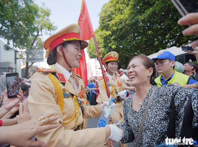 Troops march through downtown streets of Ho Chi Minh City, cheered on by residents
- Ảnh 21. Troops march through downtown streets of Ho Chi Minh City, cheered on by residents
- Ảnh 21.