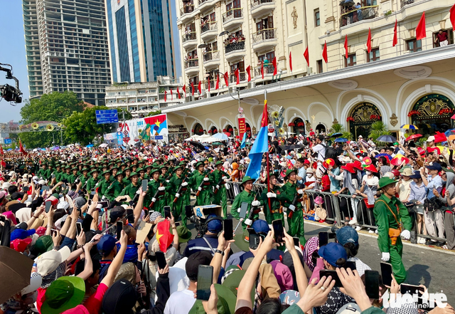 Troops march through downtown streets of Ho Chi Minh City, cheered on by residents
- Ảnh 4. Troops march through downtown streets of Ho Chi Minh City, cheered on by residents
- Ảnh 4.
