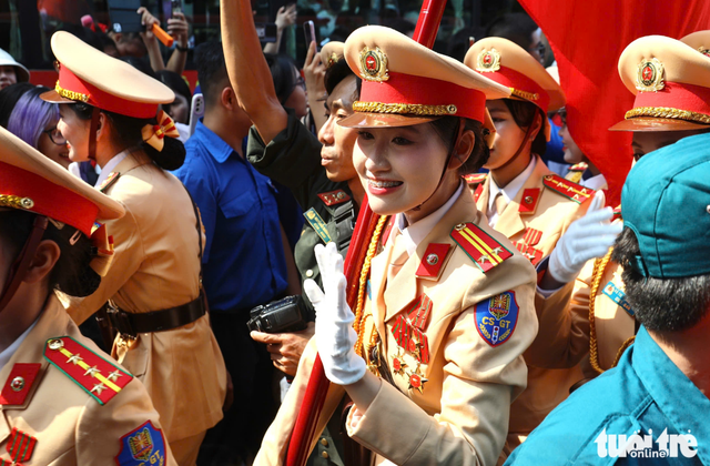 Troops march through downtown streets of Ho Chi Minh City, cheered on by residents
- Ảnh 22. Troops march through downtown streets of Ho Chi Minh City, cheered on by residents
- Ảnh 22.