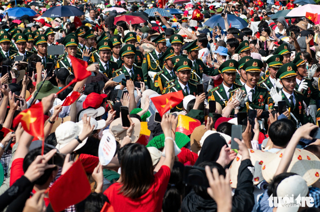 Troops march through downtown streets of Ho Chi Minh City, cheered on by residents
- Ảnh 23. Troops march through downtown streets of Ho Chi Minh City, cheered on by residents
- Ảnh 23.