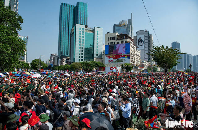 Troops march through downtown streets of Ho Chi Minh City, cheered on by residents
- Ảnh 25. Troops march through downtown streets of Ho Chi Minh City, cheered on by residents
- Ảnh 25.
