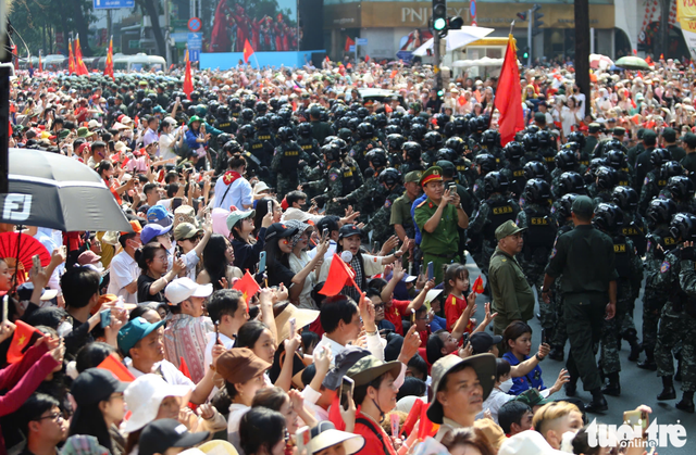 Troops march through downtown streets of Ho Chi Minh City, cheered on by residents
- Ảnh 5. Troops march through downtown streets of Ho Chi Minh City, cheered on by residents
- Ảnh 5.