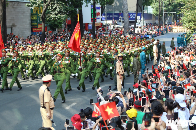 Troops march through downtown streets of Ho Chi Minh City, cheered on by residents
- Ảnh 6. Troops march through downtown streets of Ho Chi Minh City, cheered on by residents
- Ảnh 6.